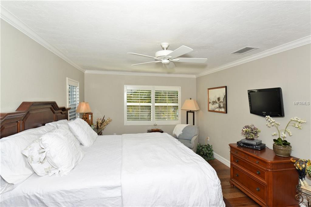400 GOLDEN GATE POINT, SARASOTA, Florida 34236, 2 Bedrooms Bedrooms, 5 Rooms Rooms,2 BathroomsBathrooms,Residential,For sale,GOLDEN GATE,A4205992