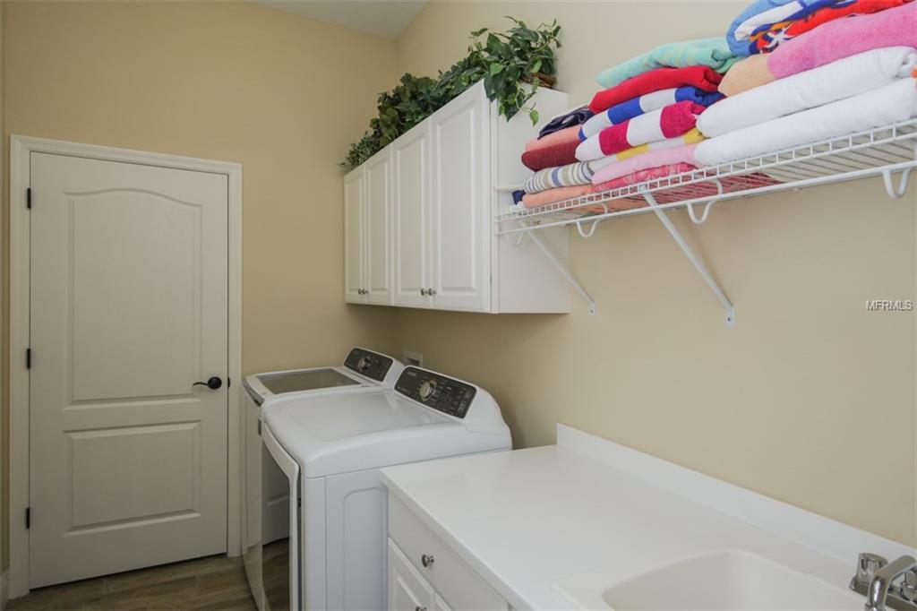 1938 CROOKED LAKE CIRCLE, BRADENTON, Florida 34211, 3 Bedrooms Bedrooms, 9 Rooms Rooms,2 BathroomsBathrooms,Residential,For sale,CROOKED LAKE,A4208524