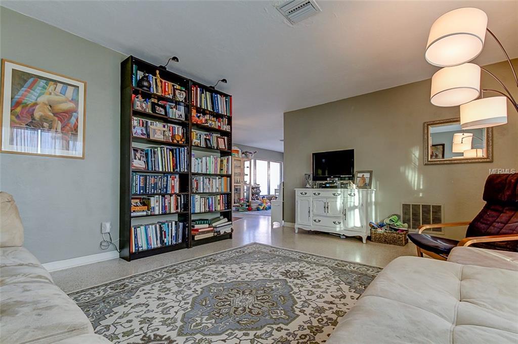 6579 RENALDO WAY S, ST PETERSBURG, Florida 33707, 2 Bedrooms Bedrooms, 5 Rooms Rooms,2 BathroomsBathrooms,Residential,For sale,RENALDO,U7844616