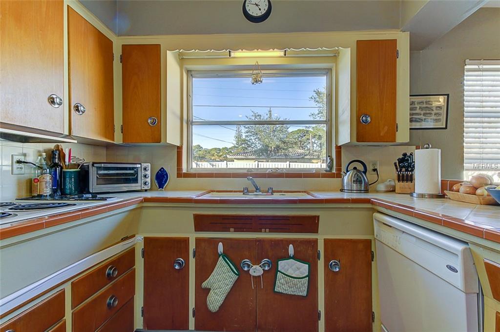 6579 RENALDO WAY S, ST PETERSBURG, Florida 33707, 2 Bedrooms Bedrooms, 5 Rooms Rooms,2 BathroomsBathrooms,Residential,For sale,RENALDO,U7844616