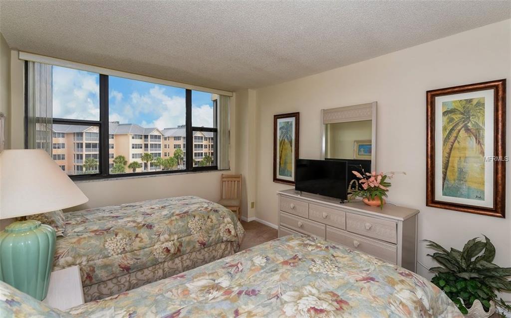 5855 MIDNIGHT PASS ROAD, SARASOTA, Florida 34242, 2 Bedrooms Bedrooms, 5 Rooms Rooms,2 BathroomsBathrooms,Residential,For sale,MIDNIGHT PASS,A4187298