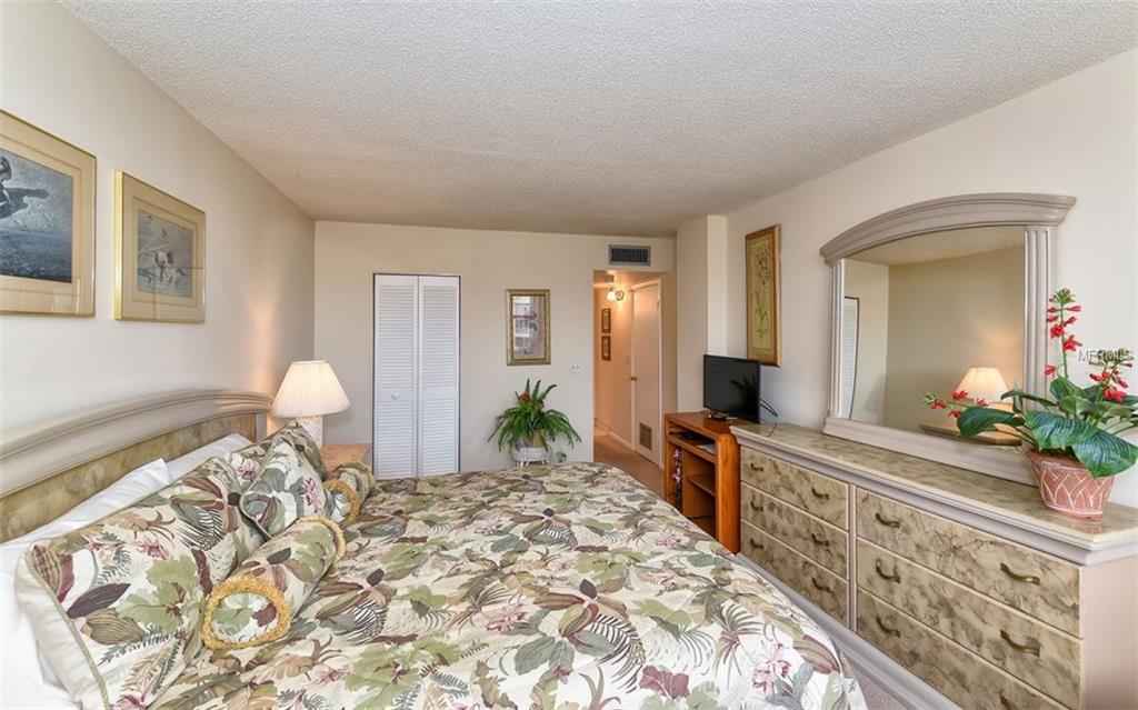 5855 MIDNIGHT PASS ROAD, SARASOTA, Florida 34242, 2 Bedrooms Bedrooms, 5 Rooms Rooms,2 BathroomsBathrooms,Residential,For sale,MIDNIGHT PASS,A4187298