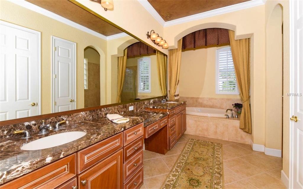 1019 RAINBOW COURT, BRADENTON, Florida 34212, 4 Bedrooms Bedrooms, 10 Rooms Rooms,4 BathroomsBathrooms,Residential,For sale,RAINBOW,A4200533