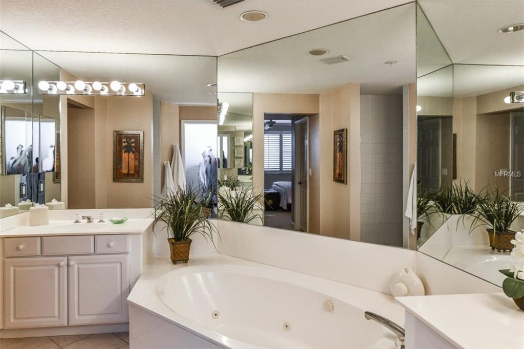 1260 DOLPHIN BAY WAY, SARASOTA, Florida 34242, 2 Bedrooms Bedrooms, 8 Rooms Rooms,2 BathroomsBathrooms,Residential,For sale,DOLPHIN BAY WAY,A4207220