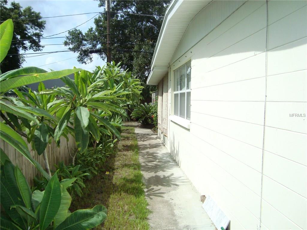 242 11TH AVENUE SW, LARGO, Florida 33770, 3 Bedrooms Bedrooms, 4 Rooms Rooms,2 BathroomsBathrooms,Residential,For sale,11TH,W7637788