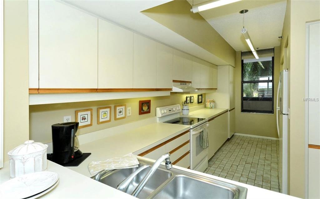 1930 HARBOURSIDE DRIVE, LONGBOAT KEY, Florida 34228, 2 Bedrooms Bedrooms, 4 Rooms Rooms,2 BathroomsBathrooms,Residential,For sale,HARBOURSIDE,A4196719