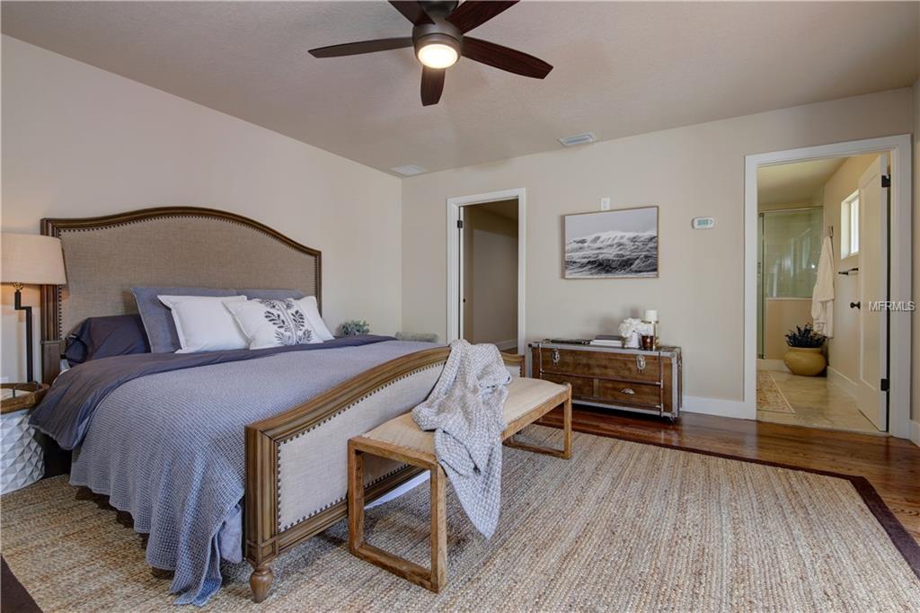 7200 2ND AVENUE S, ST PETERSBURG, Florida 33707, 4 Bedrooms Bedrooms, 8 Rooms Rooms,3 BathroomsBathrooms,Residential,For sale,2ND,U7847462