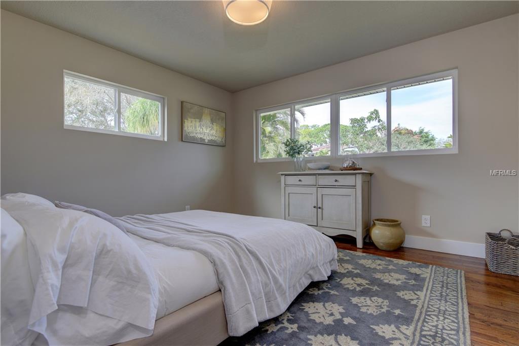 7200 2ND AVENUE S, ST PETERSBURG, Florida 33707, 4 Bedrooms Bedrooms, 8 Rooms Rooms,3 BathroomsBathrooms,Residential,For sale,2ND,U7847462