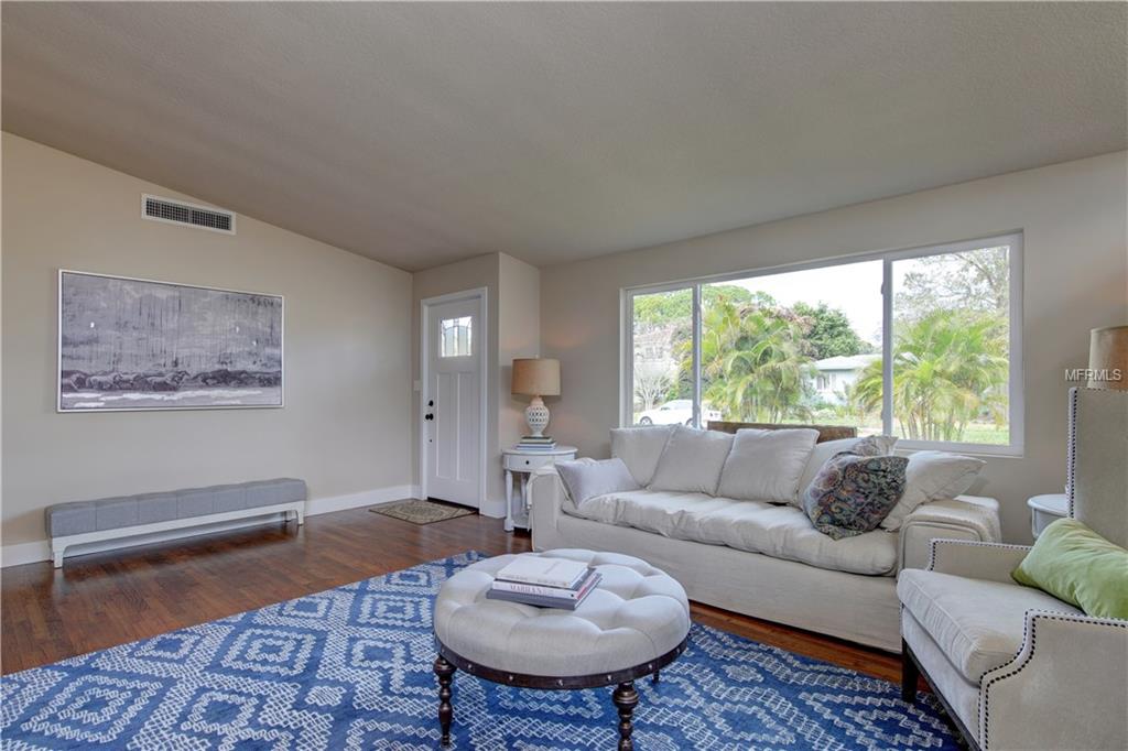 7200 2ND AVENUE S, ST PETERSBURG, Florida 33707, 4 Bedrooms Bedrooms, 8 Rooms Rooms,3 BathroomsBathrooms,Residential,For sale,2ND,U7847462