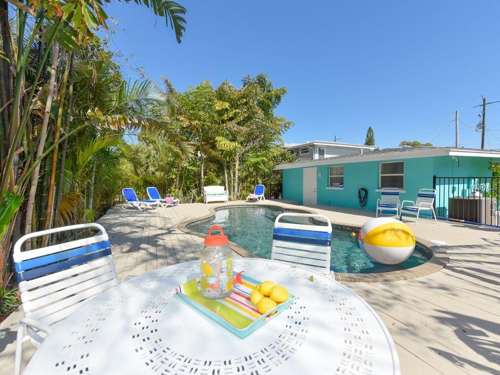 2206 AVENUE C, BRADENTON BEACH, Florida 34217, 3 Bedrooms Bedrooms, 7 Rooms Rooms,2 BathroomsBathrooms,Residential,For sale,AVENUE C,A4210099