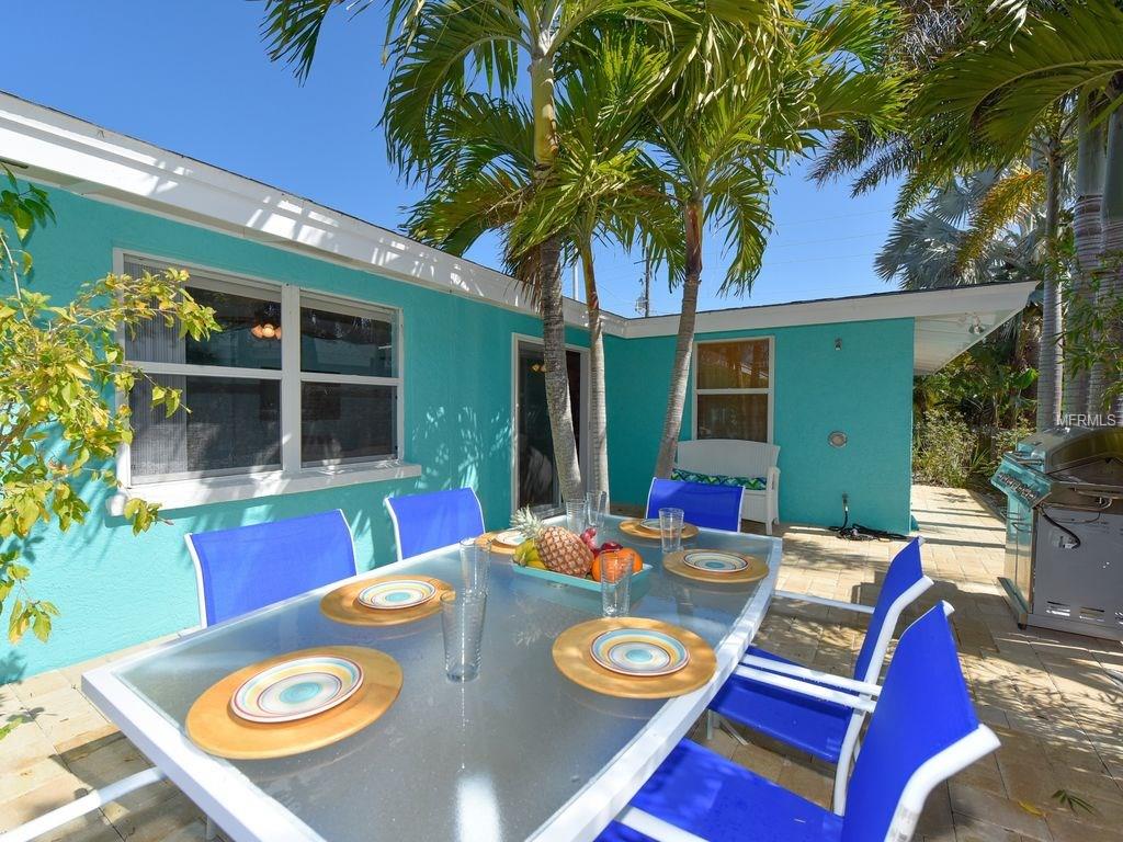 2206 AVENUE C, BRADENTON BEACH, Florida 34217, 3 Bedrooms Bedrooms, 7 Rooms Rooms,2 BathroomsBathrooms,Residential,For sale,AVENUE C,A4210099