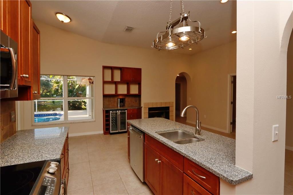 7132 40TH LANE E, SARASOTA, Florida 34243, 4 Bedrooms Bedrooms, 3 Rooms Rooms,2 BathroomsBathrooms,Residential,For sale,40TH,T2914644