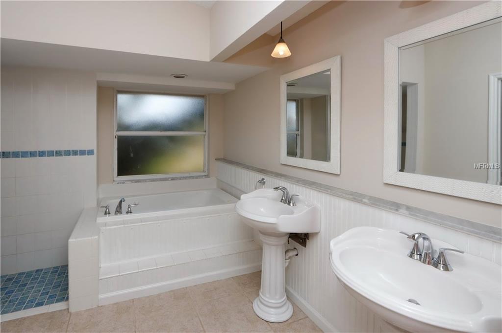 7132 40TH LANE E, SARASOTA, Florida 34243, 4 Bedrooms Bedrooms, 3 Rooms Rooms,2 BathroomsBathrooms,Residential,For sale,40TH,T2914644