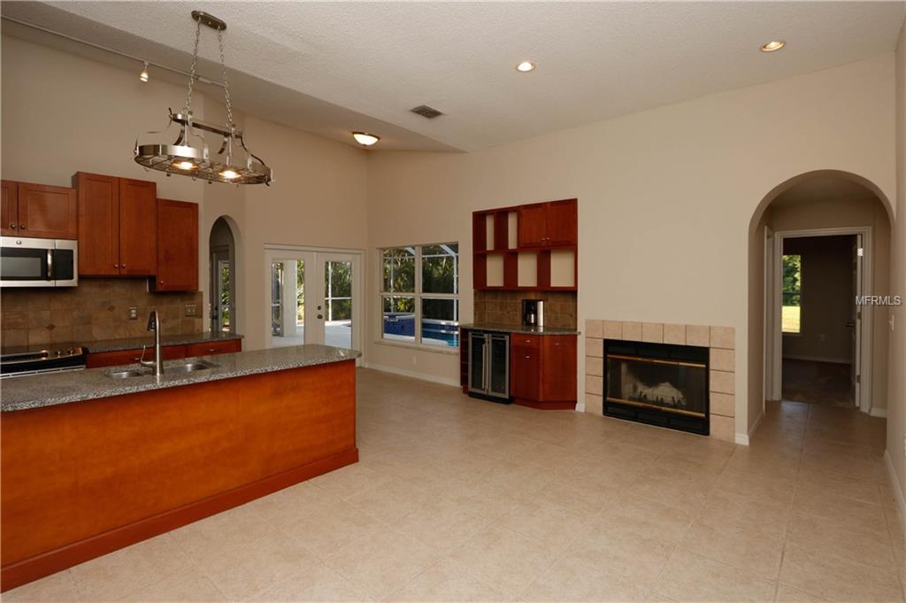 7132 40TH LANE E, SARASOTA, Florida 34243, 4 Bedrooms Bedrooms, 3 Rooms Rooms,2 BathroomsBathrooms,Residential,For sale,40TH,T2914644