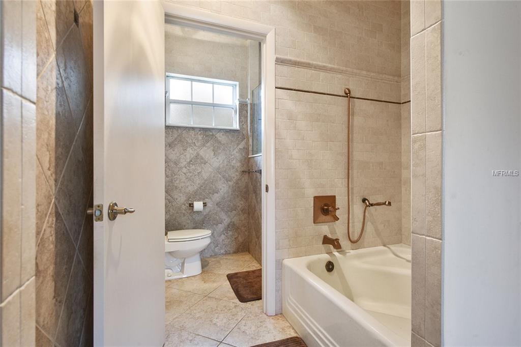 1000 E BERESFORD AVENUE, DELAND, Florida 32724, 4 Bedrooms Bedrooms, 10 Rooms Rooms,6 BathroomsBathrooms,Residential,For sale,BERESFORD,V4722711