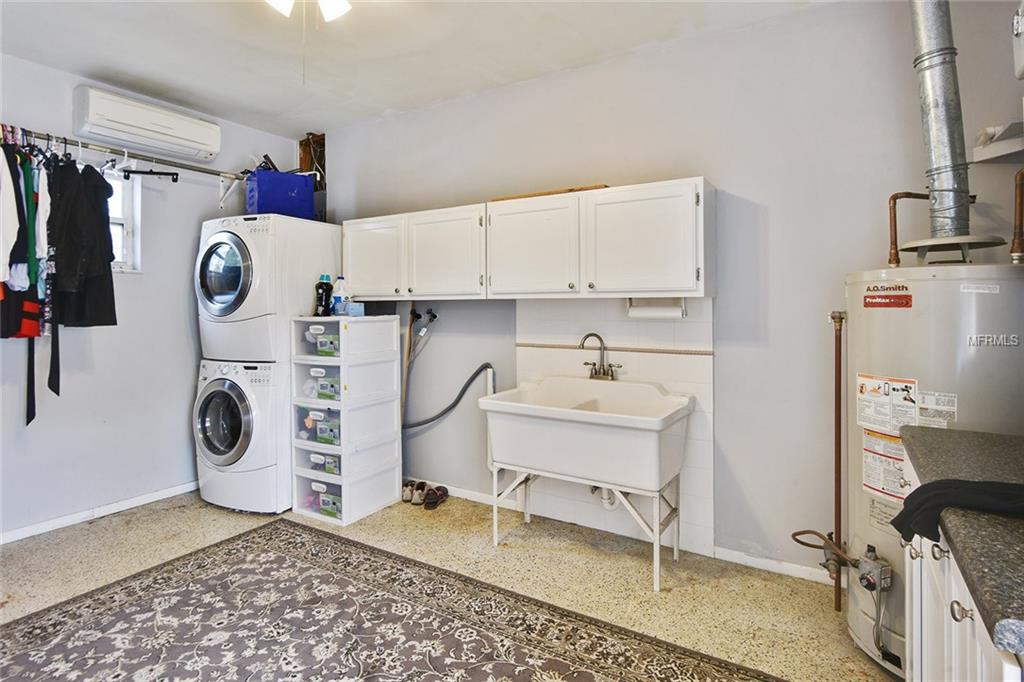 1000 E BERESFORD AVENUE, DELAND, Florida 32724, 4 Bedrooms Bedrooms, 10 Rooms Rooms,6 BathroomsBathrooms,Residential,For sale,BERESFORD,V4722711