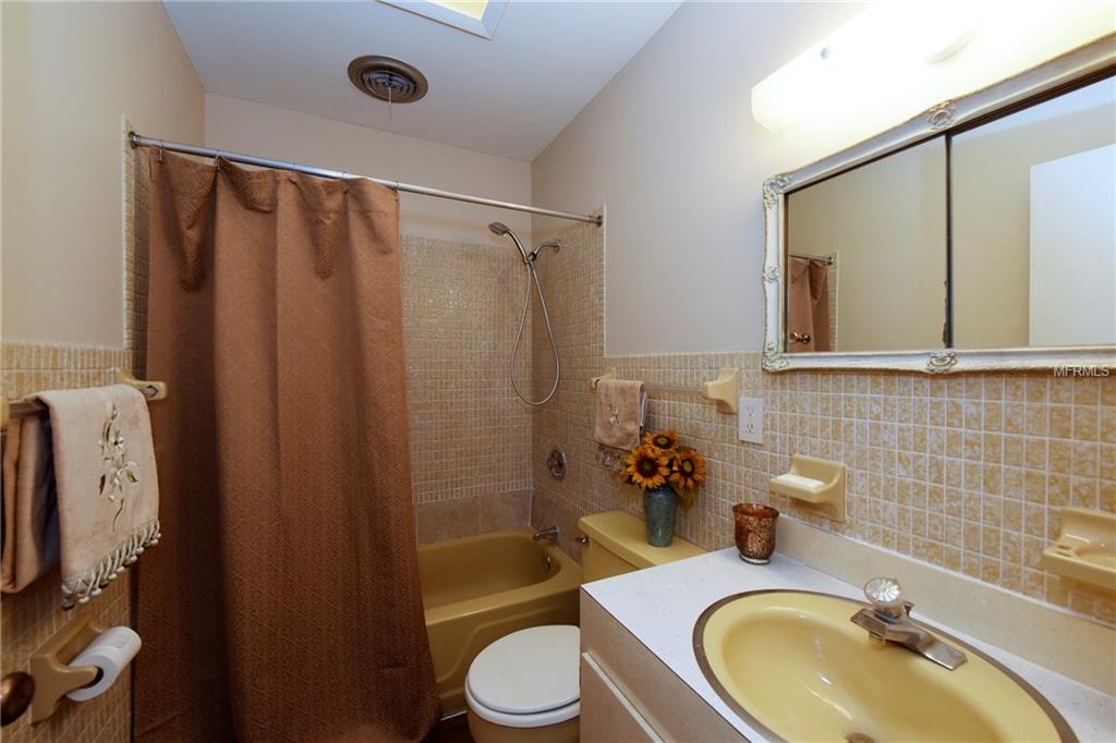 765 JUNGLE QUEEN WAY, LONGBOAT KEY, Florida 34228, 3 Bedrooms Bedrooms, 7 Rooms Rooms,2 BathroomsBathrooms,Residential,For sale,JUNGLE QUEEN,R4707285