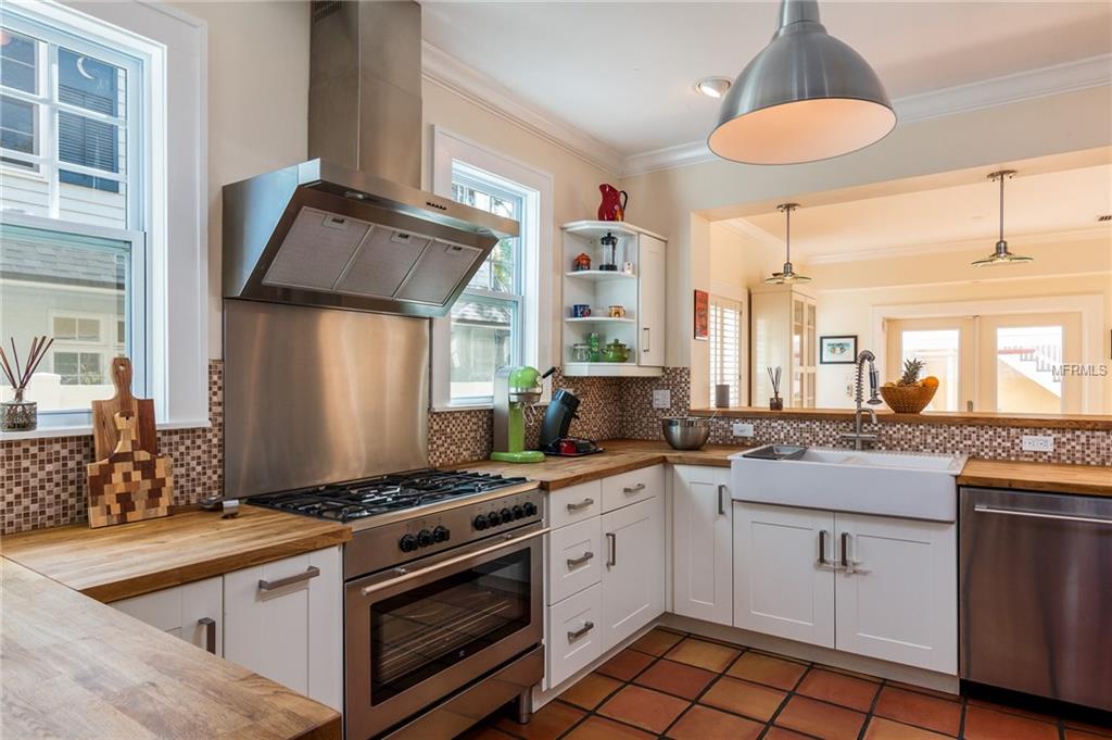 134 15TH AVENUE N, ST PETERSBURG, Florida 33704, 5 Bedrooms Bedrooms, 12 Rooms Rooms,3 BathroomsBathrooms,Residential,For sale,15TH,U7846445