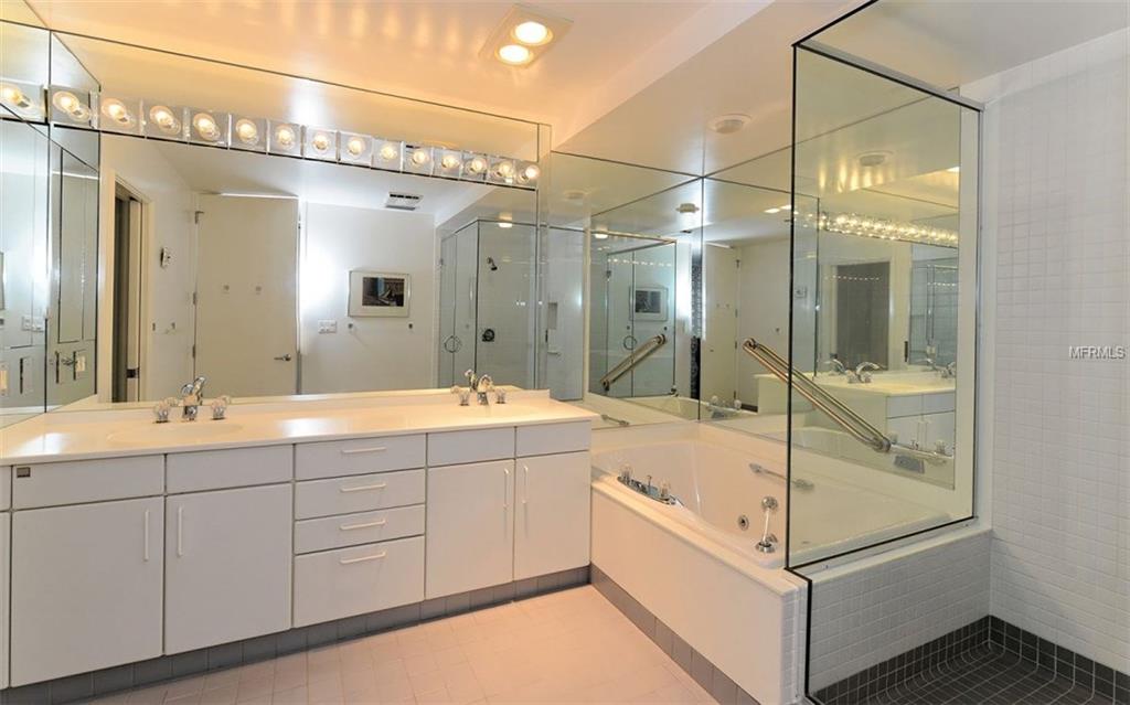 3060 GRAND BAY BOULEVARD, LONGBOAT KEY, Florida 34228, 3 Bedrooms Bedrooms, 6 Rooms Rooms,3 BathroomsBathrooms,Residential,For sale,GRAND BAY,A4207783