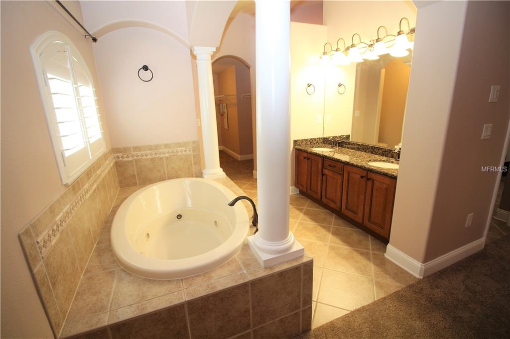 15735 STARLING WATER DRIVE, LITHIA, Florida 33547, 6 Bedrooms Bedrooms, 13 Rooms Rooms,3 BathroomsBathrooms,Residential,For sale,STARLING WATER,T2928570