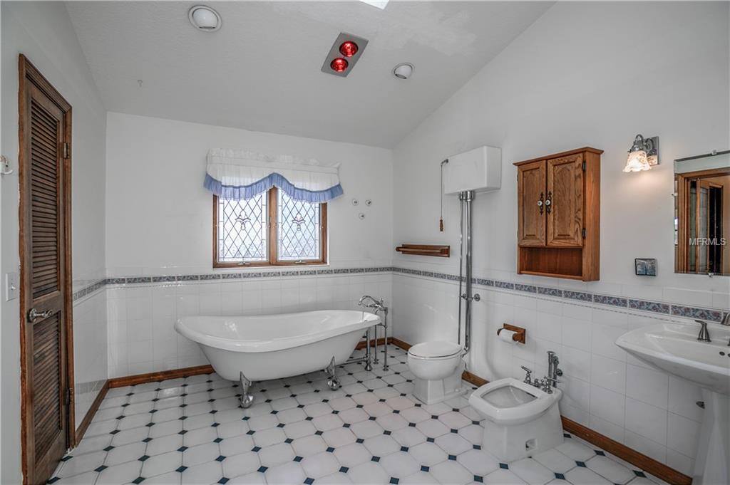 6241 BAYSIDE DRIVE, NEW PORT RICHEY, Florida 34652, 4 Bedrooms Bedrooms, 9 Rooms Rooms,3 BathroomsBathrooms,Residential,For sale,BAYSIDE,W7635028