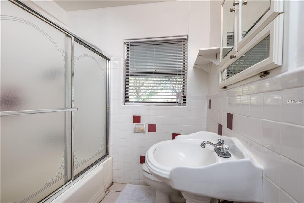 205 N PALM AVENUE, HOWEY IN THE HILLS, Florida 34737, 3 Bedrooms Bedrooms, 6 Rooms Rooms,2 BathroomsBathrooms,Residential,For sale,PALM,G4851781