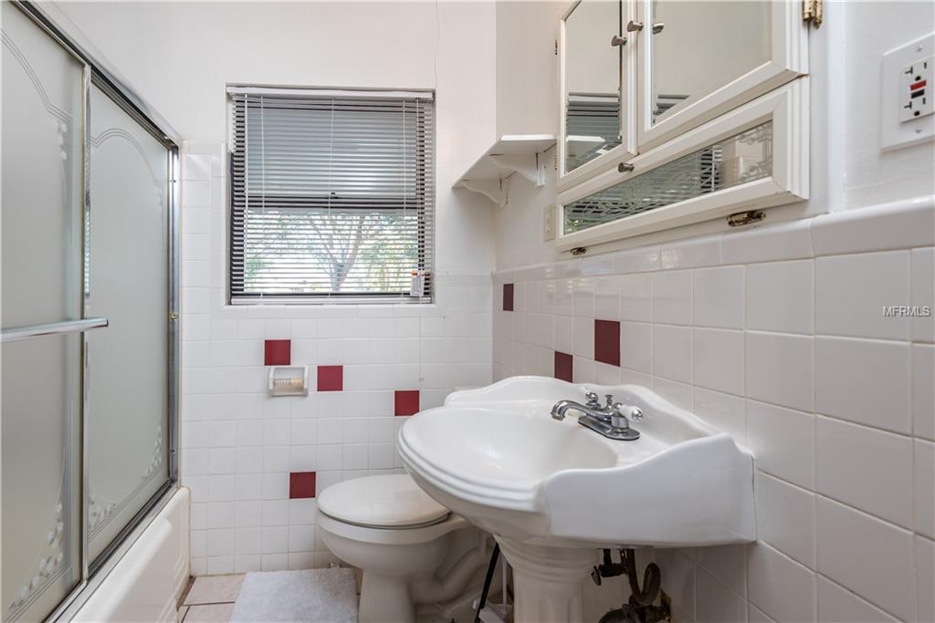 205 N PALM AVENUE, HOWEY IN THE HILLS, Florida 34737, 3 Bedrooms Bedrooms, 6 Rooms Rooms,2 BathroomsBathrooms,Residential,For sale,PALM,G4851781