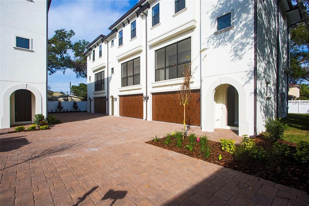 3215 W DE LEON STREET, TAMPA, Florida 33609, 3 Bedrooms Bedrooms, 9 Rooms Rooms,3 BathroomsBathrooms,Residential,For sale,DE LEON,T2912302