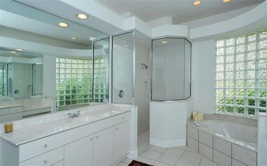 5591 SIESTA ESTATES COURT, SARASOTA, Florida 34242, 3 Bedrooms Bedrooms, 10 Rooms Rooms,2 BathroomsBathrooms,Residential,For sale,SIESTA ESTATES,A4209884