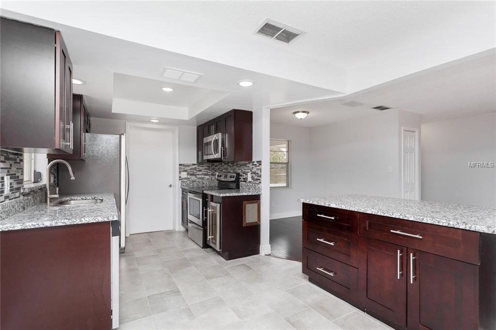 304 LOCHMOND DRIVE, FERN PARK, Florida 32730, 3 Bedrooms Bedrooms, 3 Rooms Rooms,2 BathroomsBathrooms,Residential,For sale,LOCHMOND,O5556125