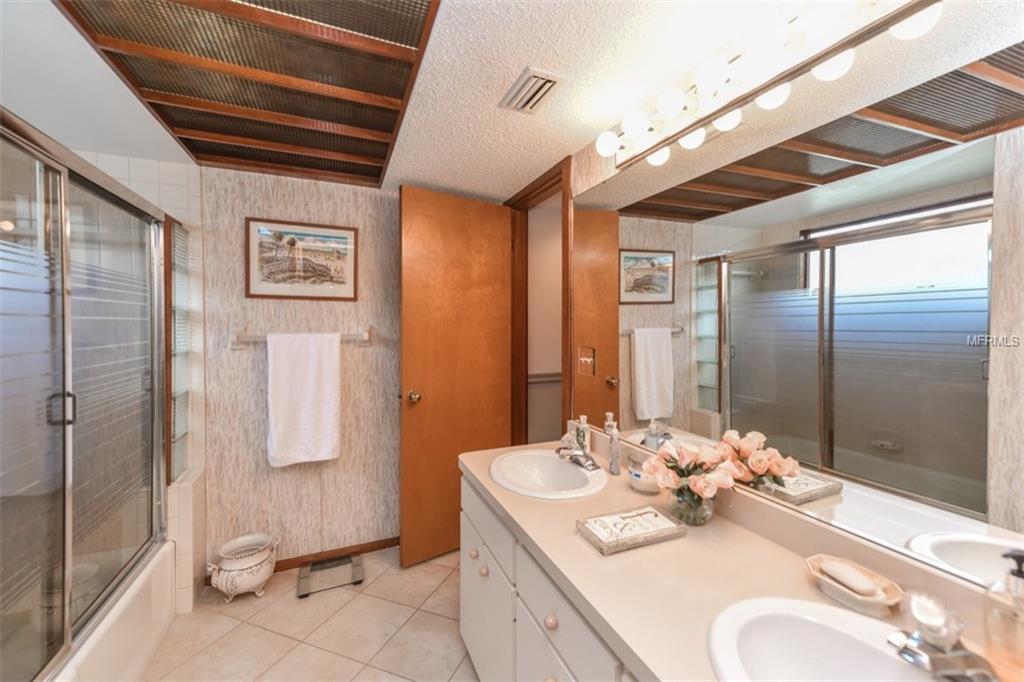 4828 GREYMOSS LANE, SARASOTA, Florida 34233, 3 Bedrooms Bedrooms, 9 Rooms Rooms,2 BathroomsBathrooms,Residential,For sale,GREYMOSS,A4207308