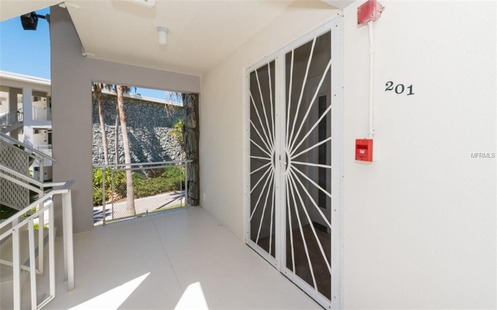 100 SANDS POINT ROAD, LONGBOAT KEY, Florida 34228, 2 Bedrooms Bedrooms, 5 Rooms Rooms,2 BathroomsBathrooms,Residential,For sale,SANDS POINT,A4165105